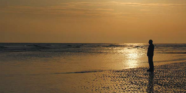 Mann am Strand im Sonnenuntergang