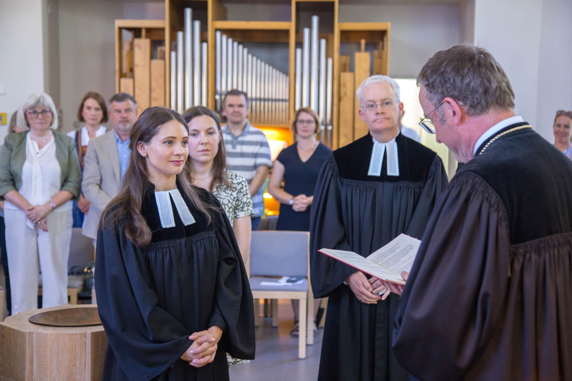 Katrin Wilhelm wird von Regionalbischof Christian Kopp ordiniert.