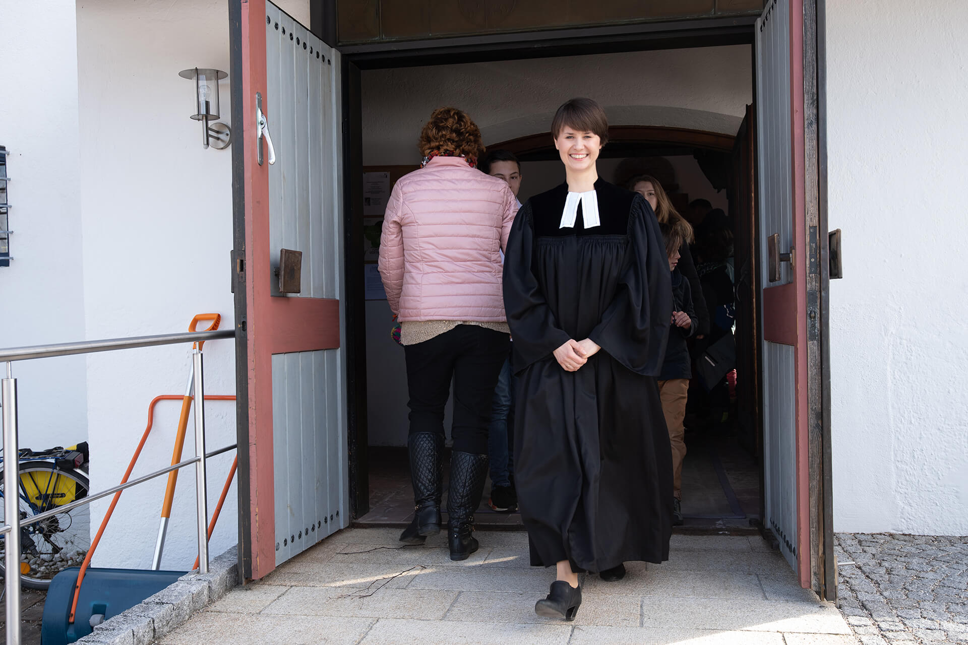 Pfarrerin nach einem Gottesdienst