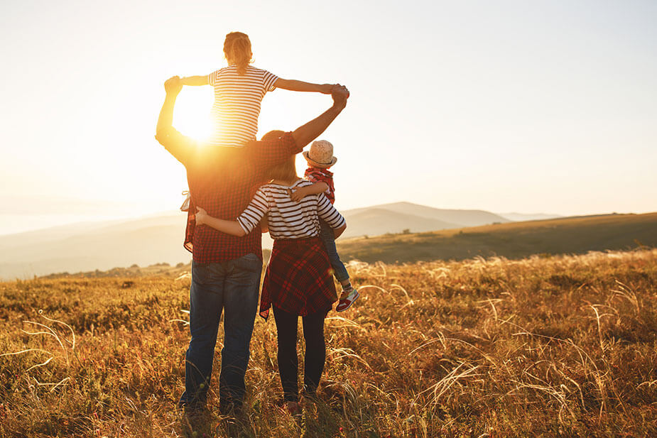 Familie vor Sonnenuntergang