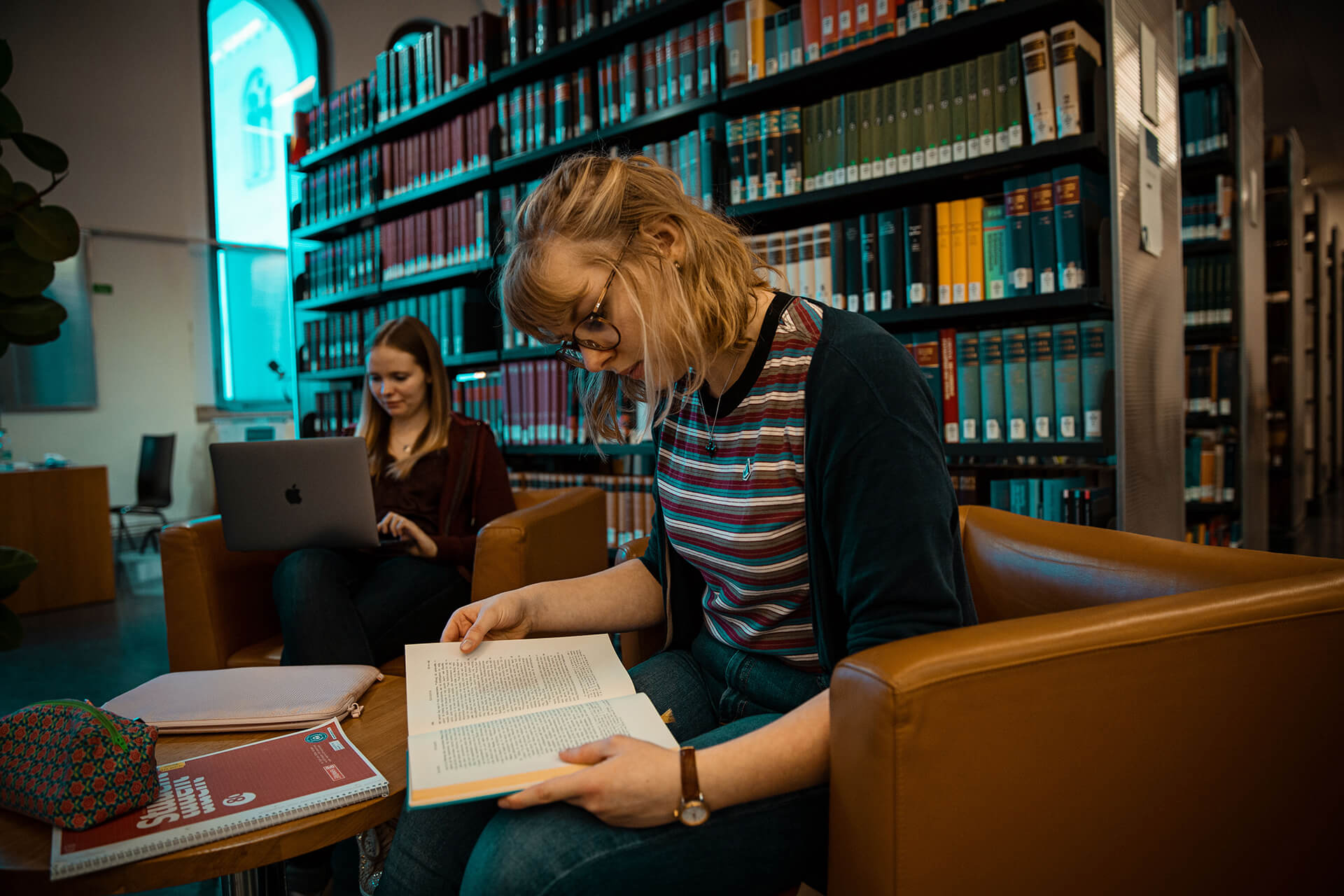 Studentinnen bei Lektüre in Bibliothek