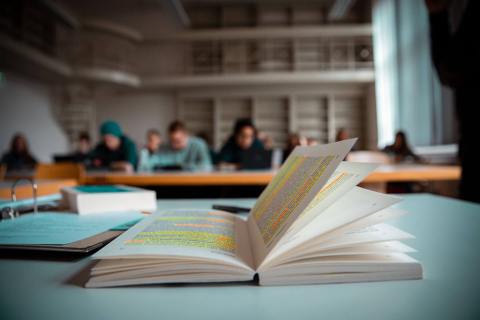 Aufgeschlagenes Buch im Theologischen Seminar München