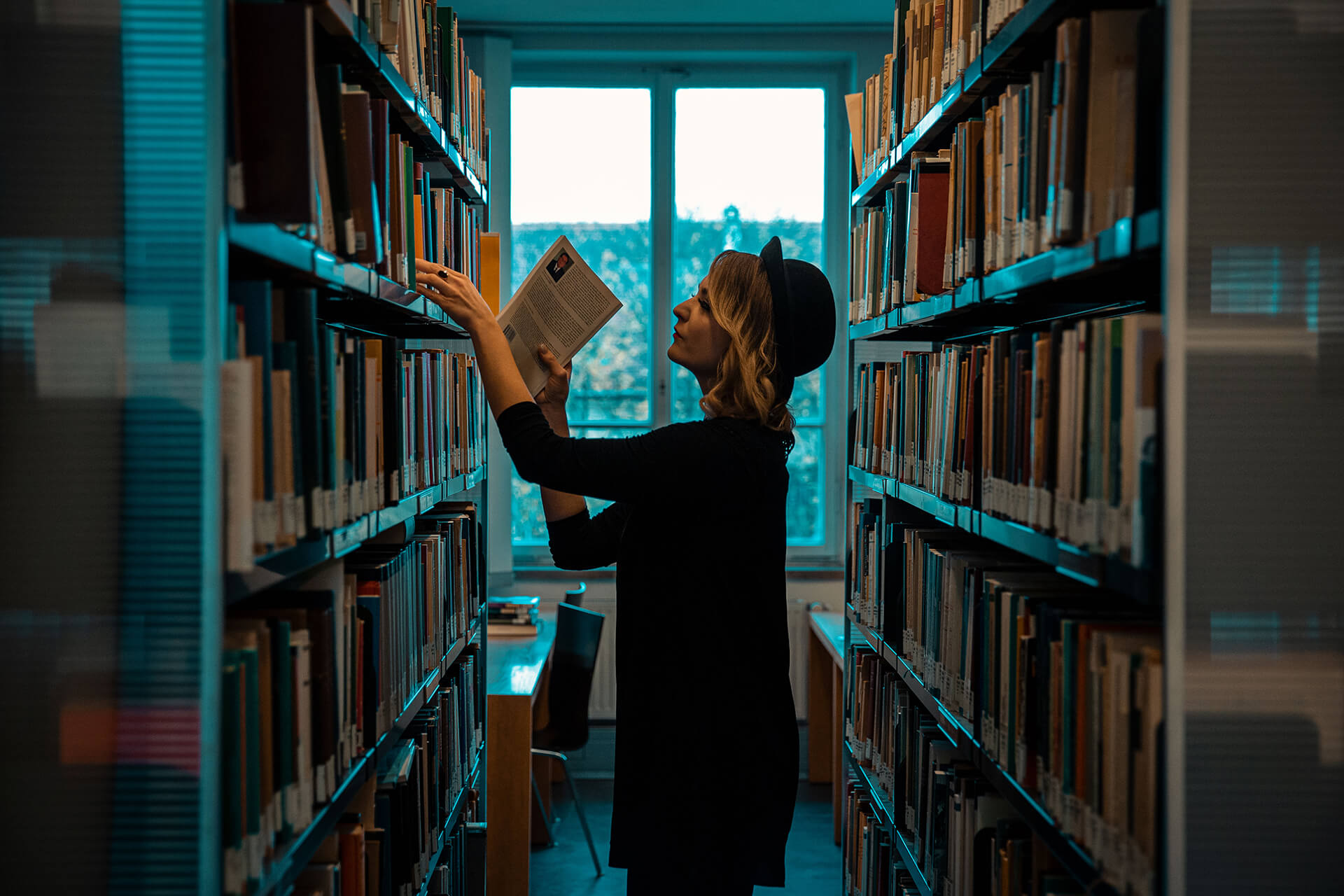 Studentin in Bibliothek