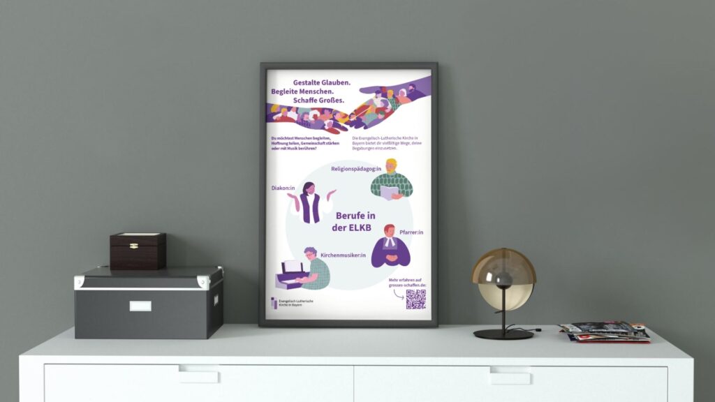 Auf einem weißen Schrank steht eine gerahmte Infografik auf Deutsch über Berufsmöglichkeiten bei der ELKB, neben Kartons, einer runden Lampe und einem Stapel Zeitschriften vor einer grauen Wand.
