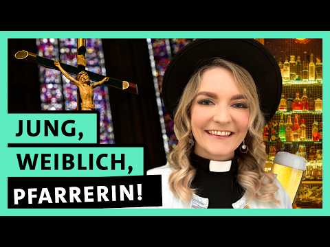Eine lächelnde Frau mit Priesterkragen und Hut hält ein Bier in der Hand; im Hintergrund sind Buntglasfenster, ein Kruzifix und Schnapsflaschen zu sehen. Text: JUNG, WEIBLICH, PFARRERIN!.